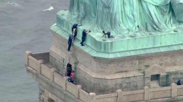 Opposée à la politique anti-immigrés de Trump, une femme gravit la Statue de la Liberté Opposée à la politique anti-immigrés de Trump, une femme gravit la Statue de la Liberté