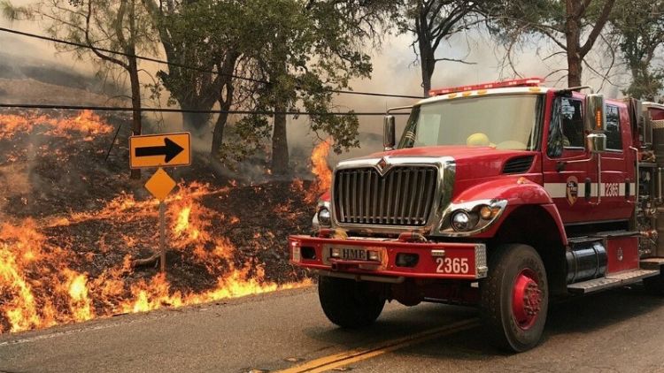 فرق الإطفاء تحرز تقدما في مكافحة حريق غابات بشمال كاليفورنيا