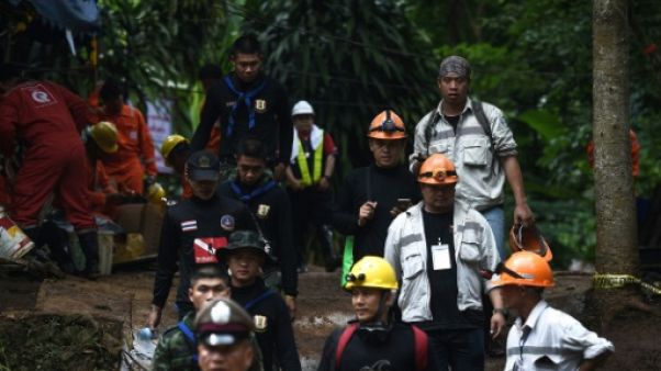Thaïlande: un plongeur meurt en tentant de sauver les enfants prisonniers d'une grotte Thaïlande: un plongeur meurt en tentant de sauver les enfants prisonniers d'une grotte