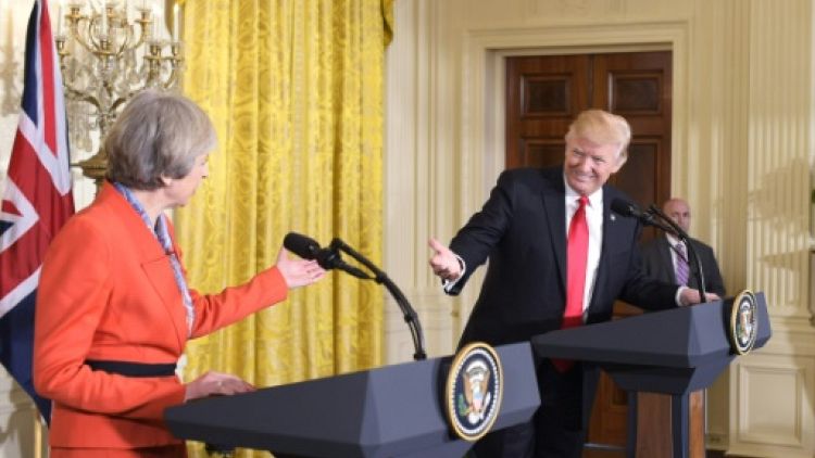 Au Royaume-Uni, Trump va rencontrer May et la reine mais éviter Londres