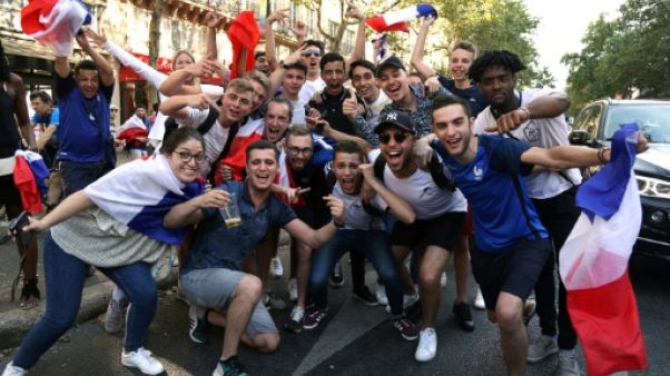 Mondial: des centaines de personnes fêtent la "demie" des Bleus sur les Champs-Elysées Mondial: des centaines de personnes fêtent la "demie" des Bleus sur les Champs-Elysées