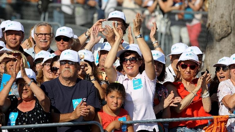 Papa: 70mila a Bari pregano per la pace