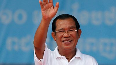 حمائم ورقصات في كمبوديا مع بدء حملة الانتخابات