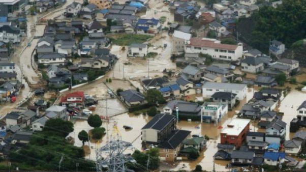 Japon: "course contre la montre" pour sauver les sinistrés, 48 morts déplorés Japon: "course contre la montre" pour sauver les sinistrés, 48 morts déplorés