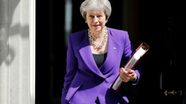 Brexit: après ses ministres, Theresa May devra convaincre son parti et Bruxelles Brexit: après ses ministres, Theresa May devra convaincre son parti et Bruxelles