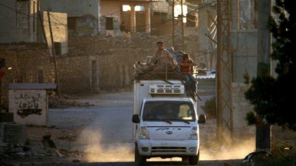 Des milliers de Syriens rentrent chez eux après un cessez-le-feu dans le sud Des milliers de Syriens rentrent chez eux après un cessez-le-feu dans le sud
