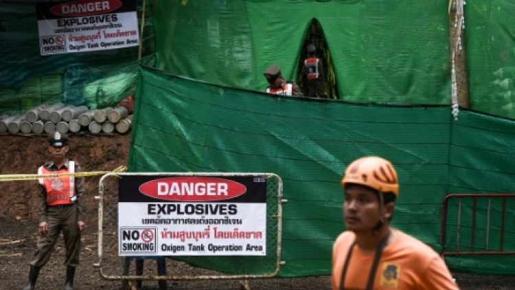 Enfants en passe d'être évacués d'une grotte en Thaïlande: 15 jours sous terre