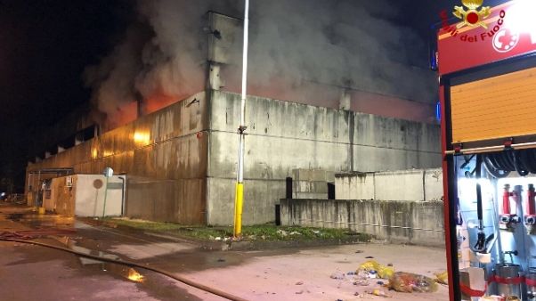 Rogo in deposito rifiuti, nube di fumo