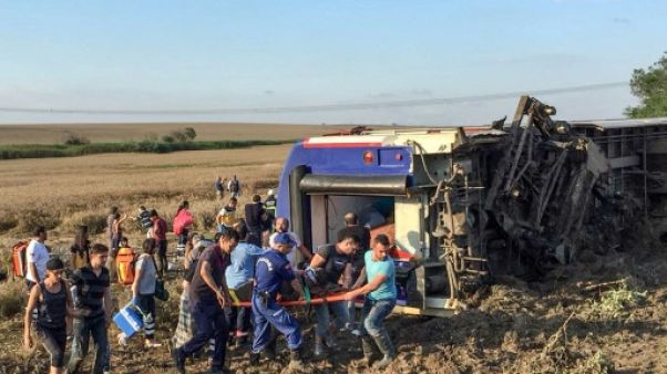 Dix morts, 73 blessés dans le déraillement d'un train en Turquie Dix morts, 73 blessés dans le déraillement d'un train en Turquie