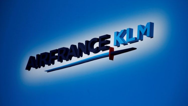 Air France KLM's traffic rises, sources coy on latest name in CEO frame