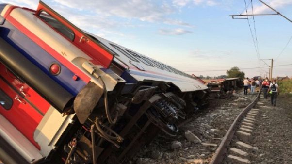 Déraillement d'un train en Turquie: le bilan monte à 24 morts Déraillement d'un train en Turquie: le bilan monte à 24 morts