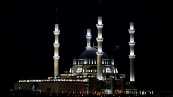 A Chypre-Nord, malaise autour d'une imposante mosquée financée par la Turquie A Chypre-Nord, malaise autour d'une imposante mosquée financée par la Turquie