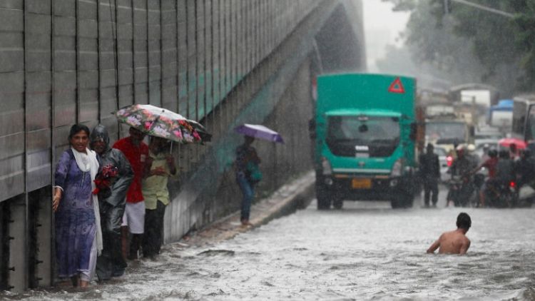 الأمطار الموسمية تعرقل المرور والدراسة في مدينة مومباي الهندية