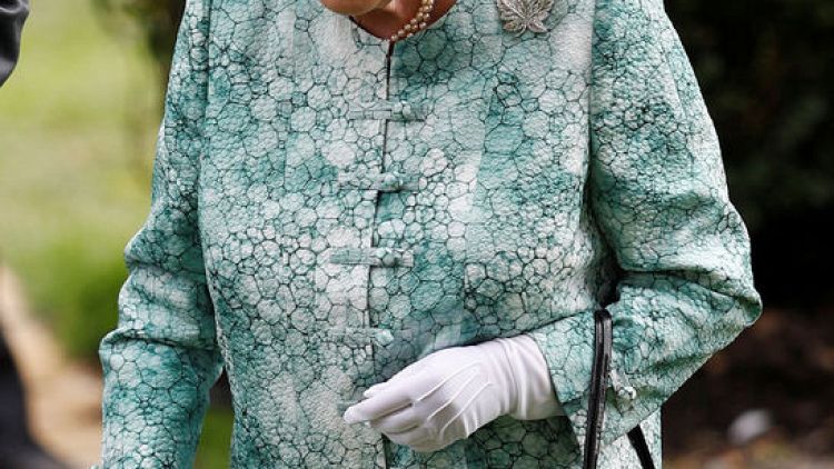 الملكة إليزابيث تغيب عن تعميد أصغر أحفادها الأمير لويس