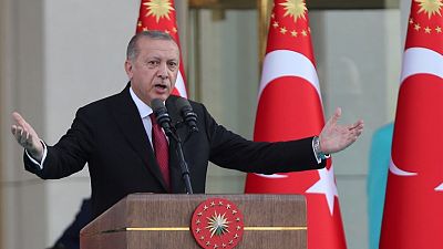 إردوغان يؤدي اليمين رئيسا بصلاحيات جديدة ويتعهد "بتركيا قوية" إردوغان يؤدي اليمين رئيسا بصلاحيات جديدة ويتعهد "بتركيا قوية"