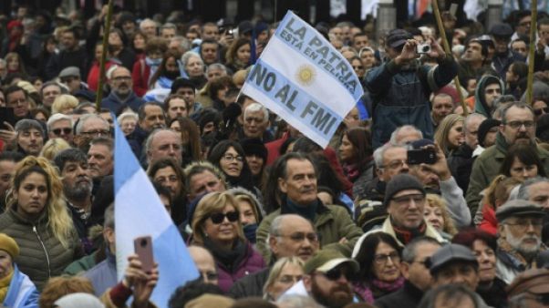 Argentine: des dizaines de milliers de personnes manifestent contre la rigueur et le FMI Argentine: des dizaines de milliers de personnes manifestent contre la rigueur et le FMI