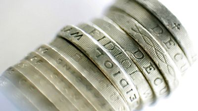 الاسترليني يرتفع مع سعى ماي إلى الوحدة بعد استقالة وزيرين الاسترليني يرتفع مع سعى ماي إلى الوحدة بعد استقالة وزيرين