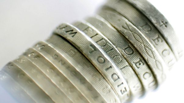 الاسترليني يرتفع مع سعى ماي إلى الوحدة بعد استقالة وزيرين الاسترليني يرتفع مع سعى ماي إلى الوحدة بعد استقالة وزيرين