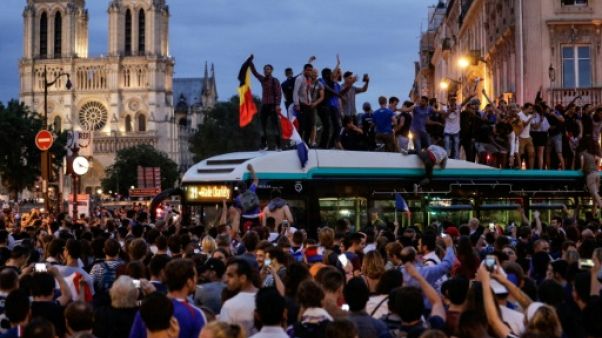 Mondial: 20 ans après 98, une foule en liesse retrouve les Champs-Elysées après la qualification en finale Mondial: 20 ans après 98, une foule en liesse retrouve les Champs-Elysées après la qualification en finale