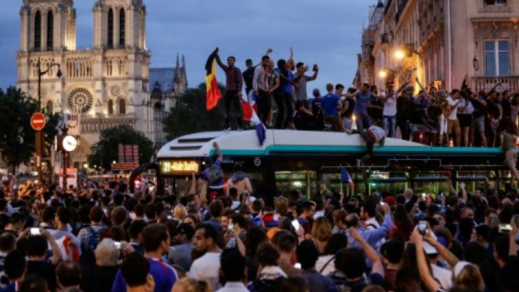 Mondial: 20 ans après 98, une foule en liesse retrouve les Champs-Elysées après la qualification en finale