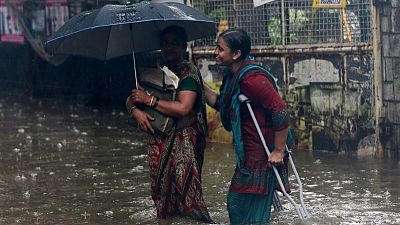 أمطار غزيرة تضرب مومباي الهندية لليوم الرابع وتوقف حركة الطيران والقطارات