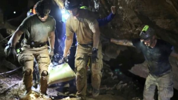 Thaïlande: certains des enfants sortis "endormis" de la grotte inondée Thaïlande: certains des enfants sortis "endormis" de la grotte inondée
