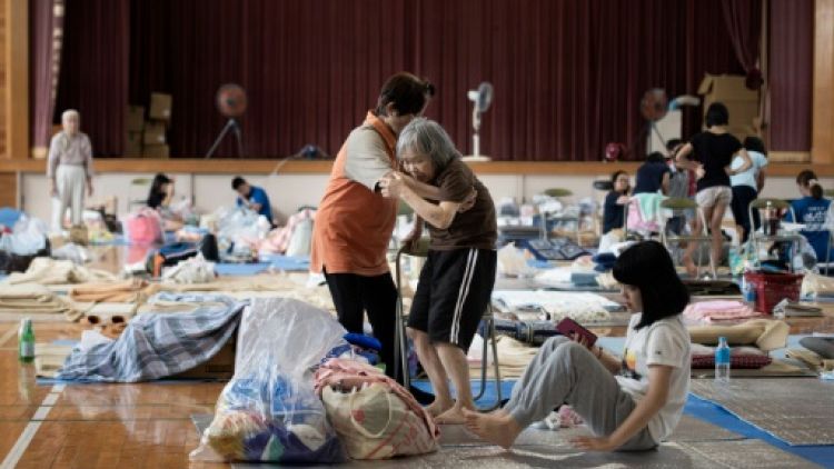 Forcés par les inondations de quitter leur maison, des Japonais retournent à l'école