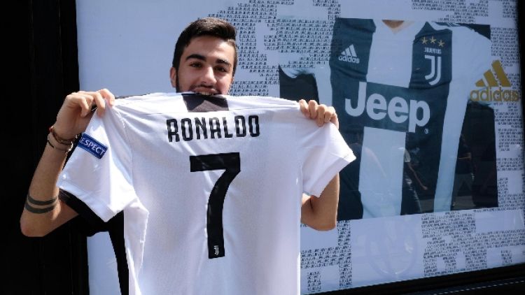 Primo autografo Ronaldo su maglia Juve