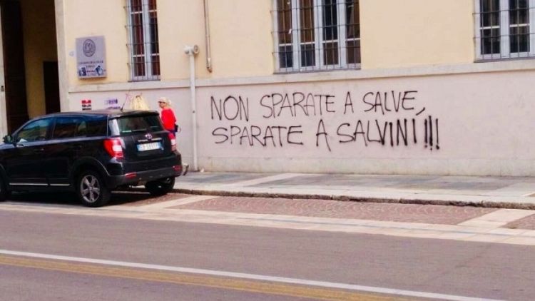 'Sparate a Salvini' e lui,'non ho paura'