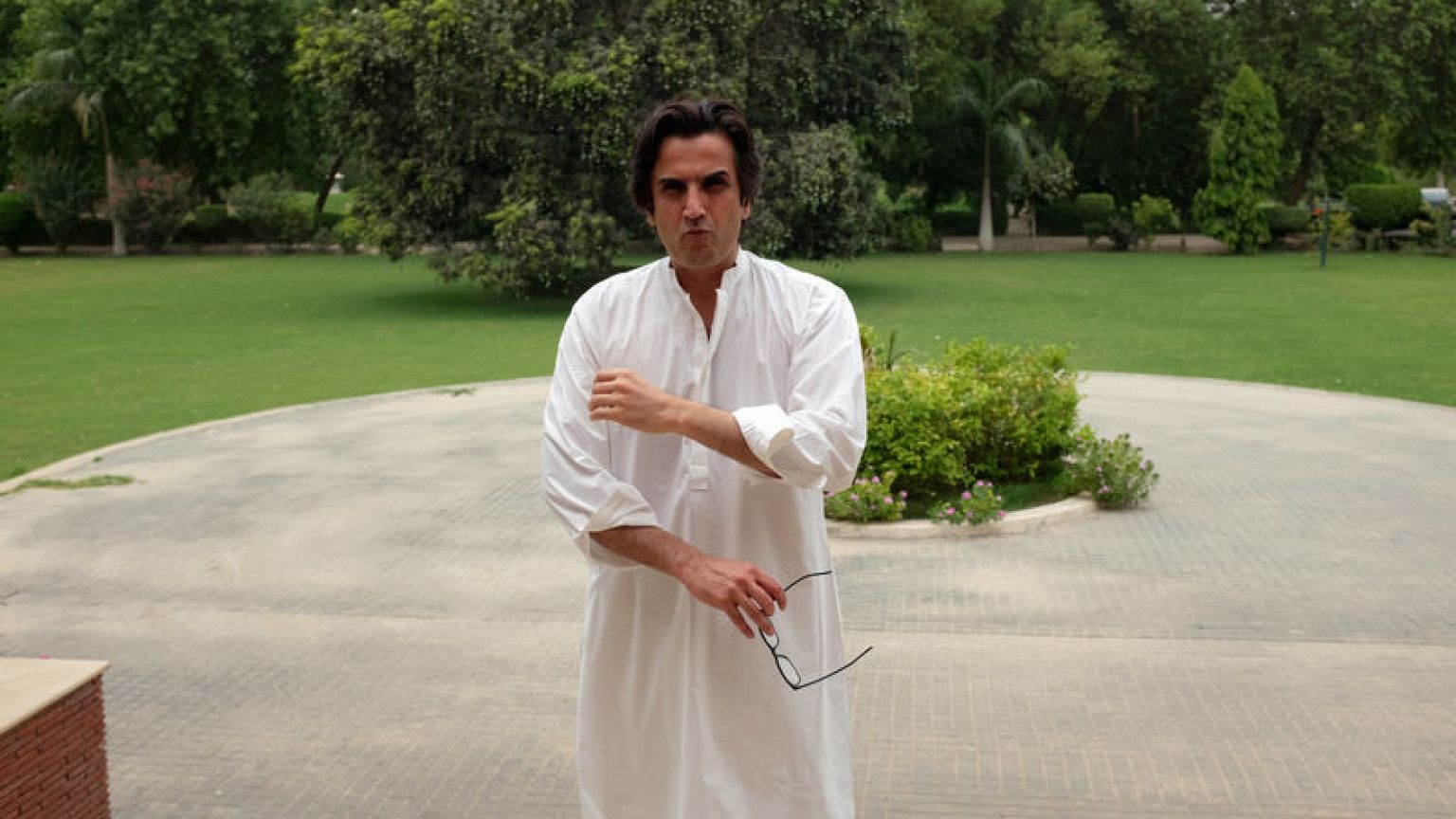 Political 'turncoats' boost Imran Khan's prospects in Pakistan poll