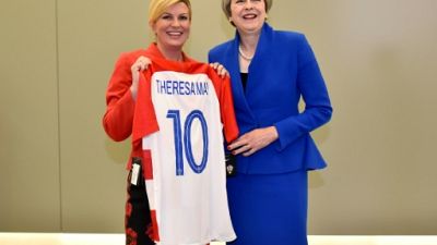Mondial-2018: la présidente croate offre un maillot à Theresa May avant Croatie-Angleterre Mondial-2018: la présidente croate offre un maillot à Theresa May avant Croatie-Angleterre