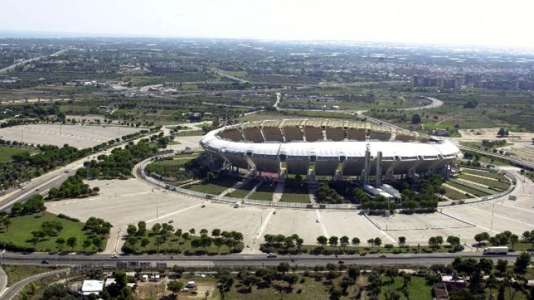 Calcio: Bari, 3mln per salvare il club
