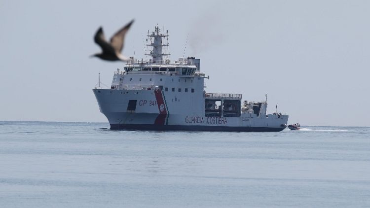 Migranti: nave Diciotti giunta a Trapani