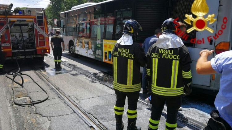 Bus in fiamme a Roma, nessun ferito