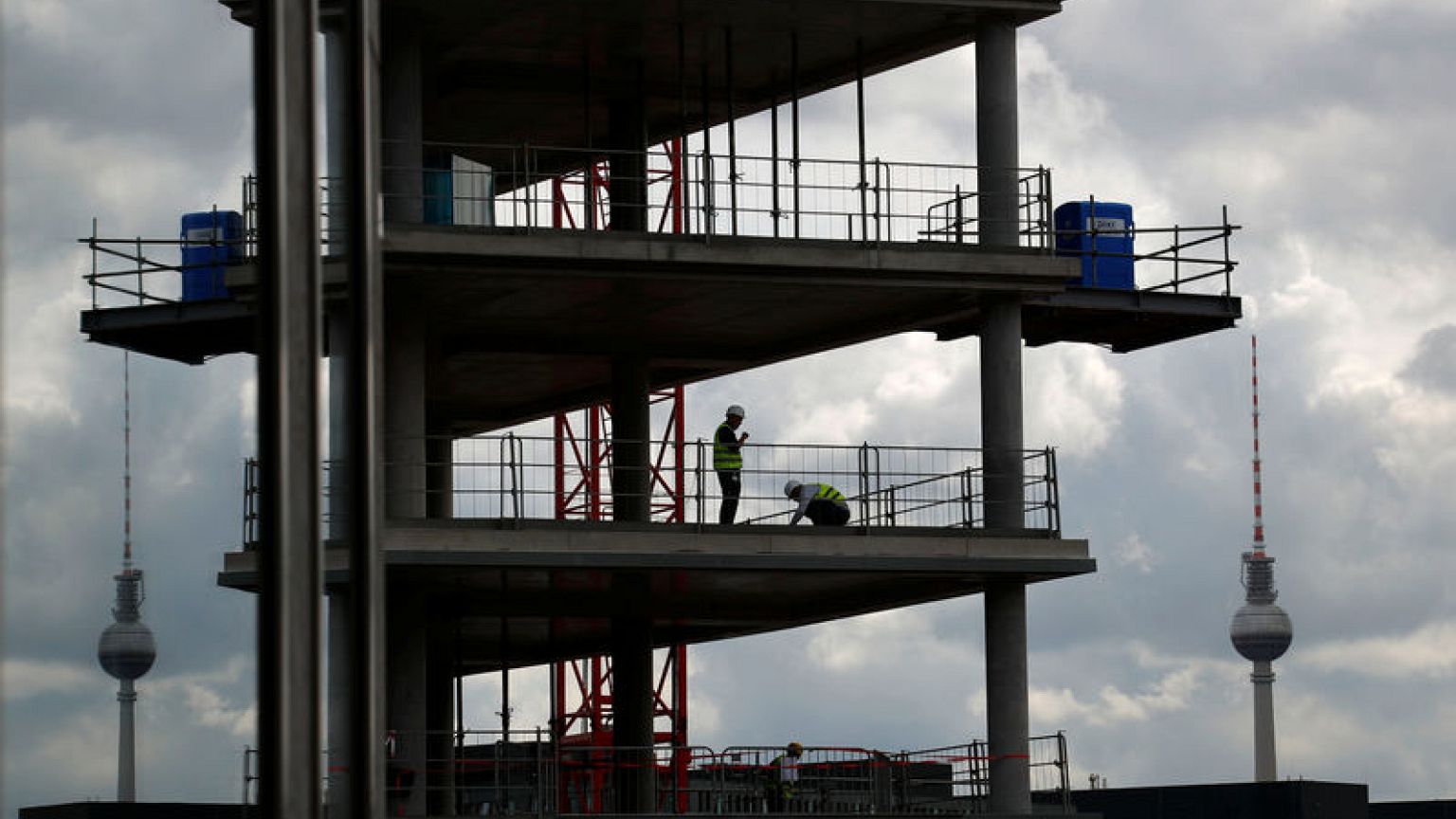 German economy picking up steam, but trade a risk - economy ministry