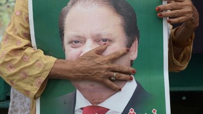 L'ex-Premier ministre Nawaz Sharif arrêté à son arrivée au Pakistan L'ex-Premier ministre Nawaz Sharif arrêté à son arrivée au Pakistan