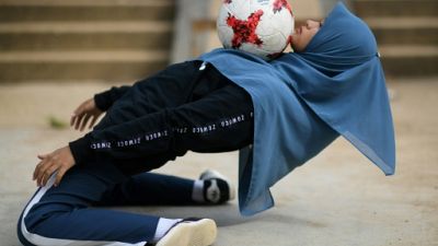 En Malaisie, elle fait du foot freestyle avec un voile islamique En Malaisie, elle fait du foot freestyle avec un voile islamique