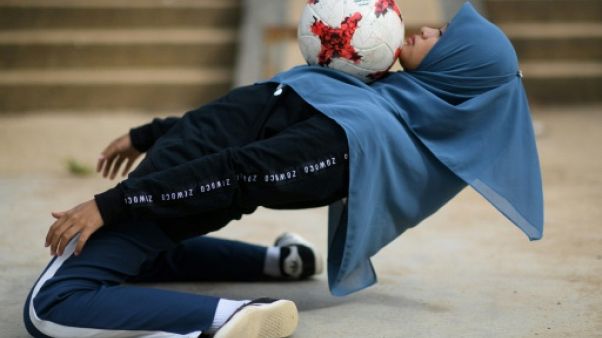 En Malaisie, elle fait du foot freestyle avec un voile islamique En Malaisie, elle fait du foot freestyle avec un voile islamique