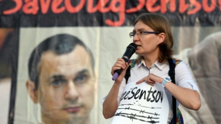 La mère du cinéaste ukrainien Sentsov appelle Poutine à sa libération