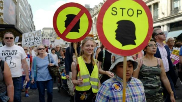 "Stop Trump": des dizaines de milliers de personnes défilent à Londres "Stop Trump": des dizaines de milliers de personnes défilent à Londres