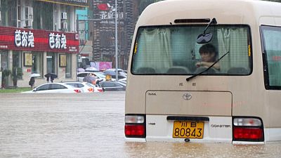 الفيضانات في الصين تسبب دمارا وتسد الطرق والسكك الحديدية