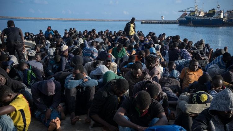 Tutti i migranti su navi Gdf e Frontex