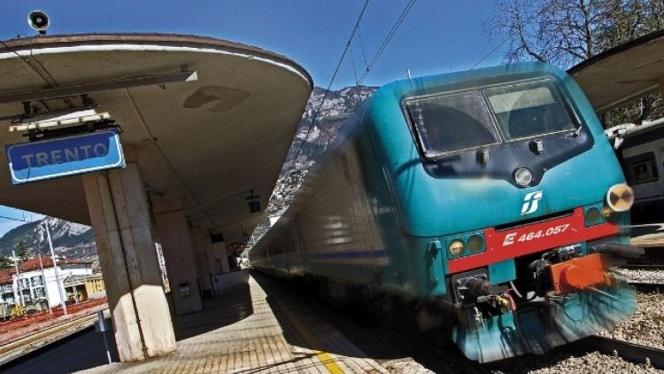 Treno urta uomo in stazione a Bolzano