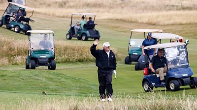 ترامب يلعب الجولف في منتجعه باسكتلندا قبل التوجه إلى هلسنكي للقاء بوتين