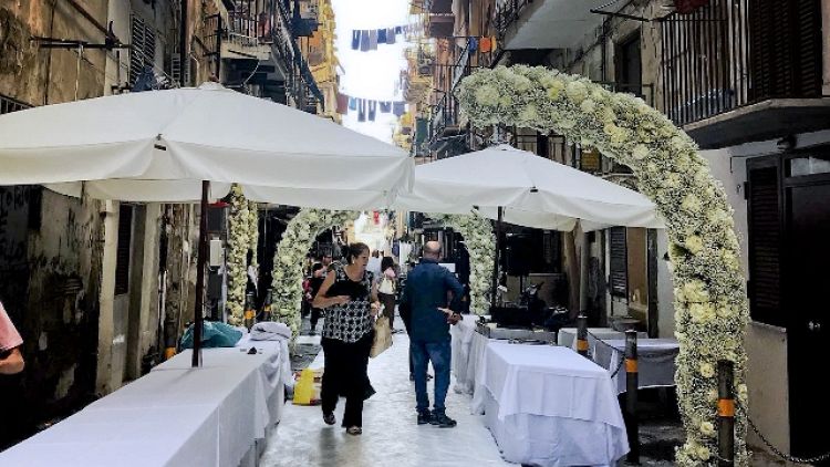 Napoli: Verdi, strada chiusa per nozze
