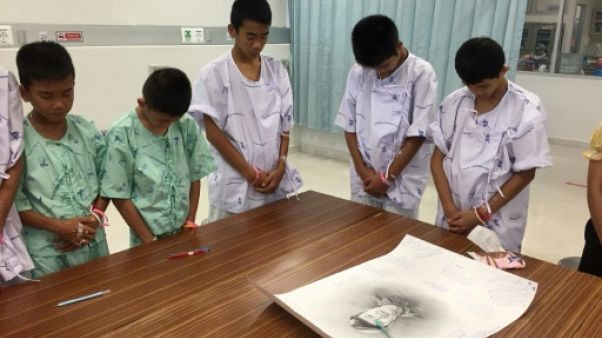 Les petits rescapés de la grotte thaïlandaise pleurent le plongeur mort Les petits rescapés de la grotte thaïlandaise pleurent le plongeur mort