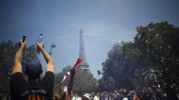 Mondial: la fan zone de Paris pleine trois heures avant France-Croatie Mondial: la fan zone de Paris pleine trois heures avant France-Croatie