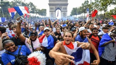 Mondial-2018: une marée humaine noie Paris dans la liesse Mondial-2018: une marée humaine noie Paris dans la liesse