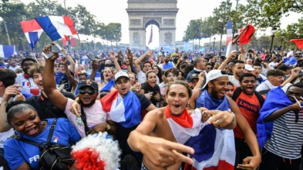 Mondial-2018: une marée humaine noie Paris dans la liesse Mondial-2018: une marée humaine noie Paris dans la liesse