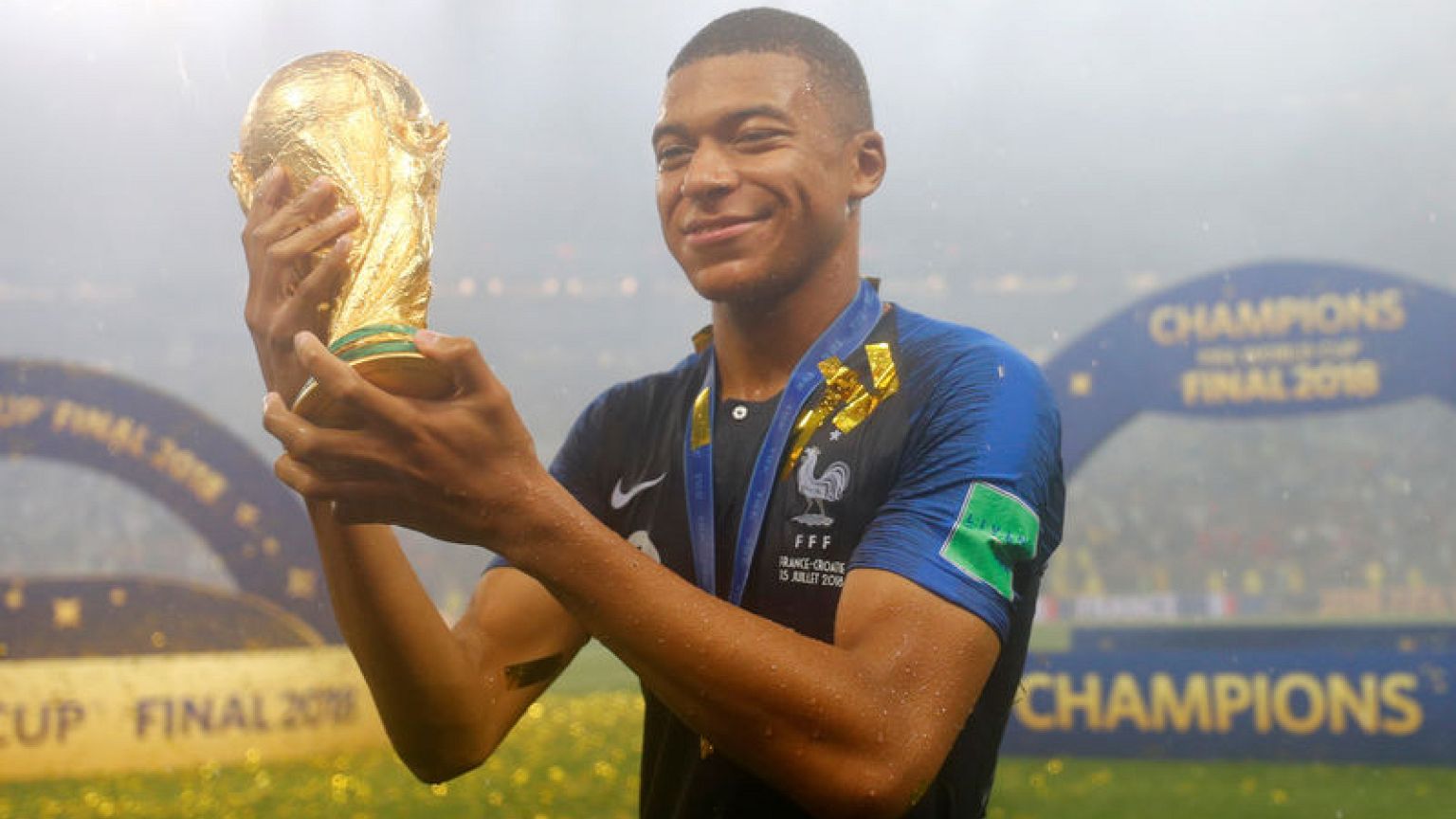 فرنسا تحرز لقب كأس العالم للمرة الثانية بعد نهائي مثير